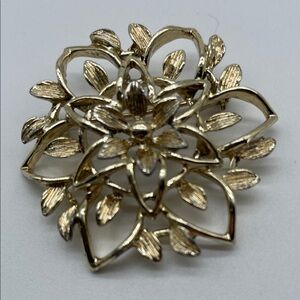 Sarah Coventry Gold Tone Floral Brooch